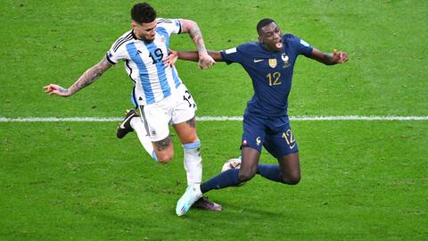 Randal Kolo Muani krönt sein fantastisches Jahr 2022 mit der Teilnahme an der WM in Katar. Im Endspiel gegen Argentinien haucht er Frankreich neues Leben ein, holt den Elfmeter vor dem Anschlusstor heraus. In allerletzter Sekunde entscheidet Kolo Muani an einer Sensationsparade des Torhüters. So bleibt es bei Silber für ihn. In Erinnerung aber bleibt für ihn die spektakulärste Phase seiner Karriere.