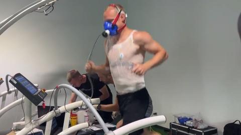 Sebastian Rode auf dem Laufbahn beim Leistungstest.