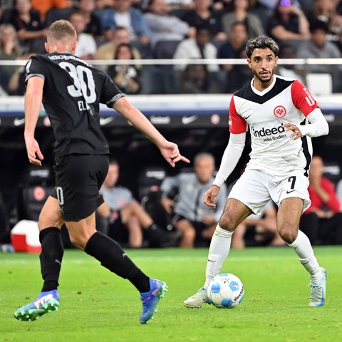 Frankfurter Schlüsselspieler: Omar Marmoush (rechts) im Bundesliga-Spiel gegen Gladbach.