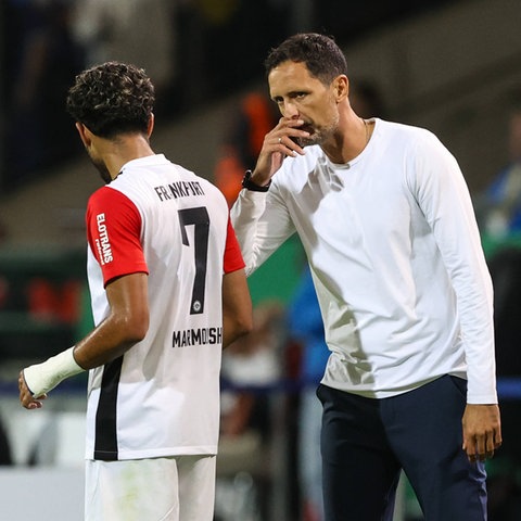 Stürmer Omar Marmoush und Trainer Dino Toppmöller.