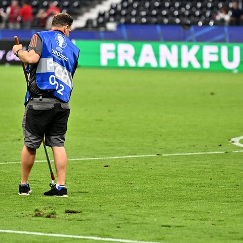 Löcher im Frankfurter Rasen - nicht nur im Mittelfeld der Eintracht.