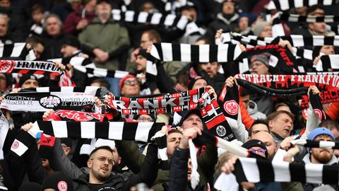 Die Fans von Eintracht Frankfurt können ihre Neapel-Reise noch immer nicht planen.