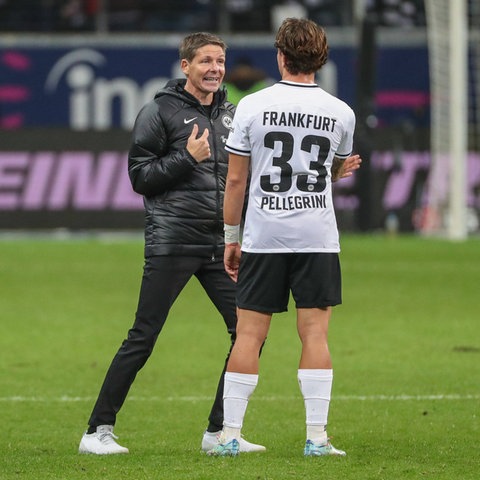 Eintracht-Trainer Oliver Glasner spricht häufiger mit Luca Pellegrini.