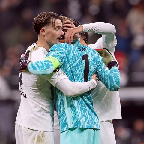 Robin Koch, Kevin Trapp und Nnamdi Collins feiern den knappen Sieg gegen Prag.