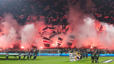 Fan-Choreo mit Pyrotechnik im Frankfurter Block