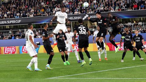 Eintracht Frankfurt gegen Real Madrid! Es fühlt sich surreal an für die Fans, wenn sie im Olympiastadion von Helsinki auf die Ergebnistafel schauen. Champions-League- gegen Europa-League-Sieger heißt das ungleiche Duell. Die Eintracht zahlt Lehrgeld, verliert mit 0:2. Und sie bekommt erstmals zu spüren, worauf es in diesen Begegnungen ankommt: Effizienz und kleinste Fehler nutzen. Gegen das Starensemble der Königlichen gibt es am Ende aber nur die Silbermedaille.