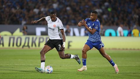 Willian Pacho (Eintracht Frankfurt) und Ronaldo (PFC Levski) im Zweikampf.