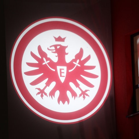 Der Eintracht-Adler spiegelt sich in einem Fenster.