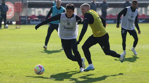 Hasebe und Max im Zweikampf