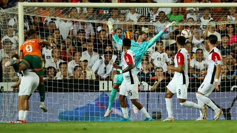 Der FC Valencia erzielt das 2:1 gegen die Eintracht.