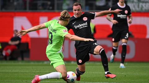 Mario Götze (Eintracht) im Zweikampf mit Lovro Majer (Wolfsburg)