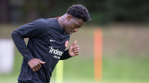 Faride Alidou im schwarzen Trainingsshirt von Eintracht Frankfurt.