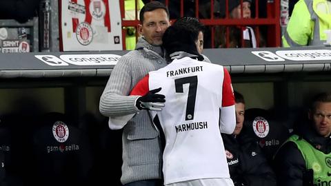 SGE-Trainer Dino Toppmöller mit SGE-Stürmer Omar Marmoush