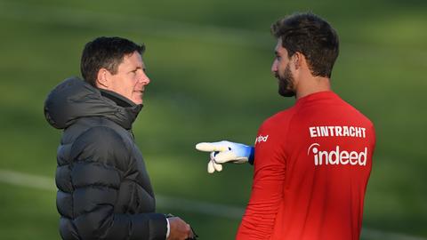 Oliver Glasner und Kevin Trapp reden beim Trainingsauftakt