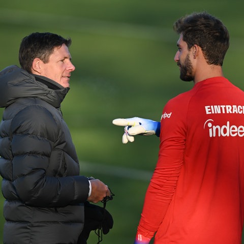 Oliver Glasner und Kevin Trapp reden beim Trainingsauftakt