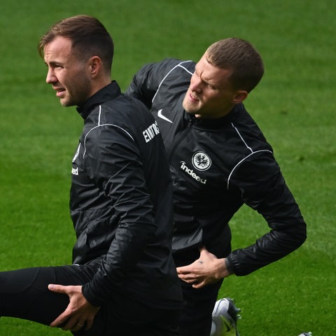 Mario Götze dehnt sich beim Training