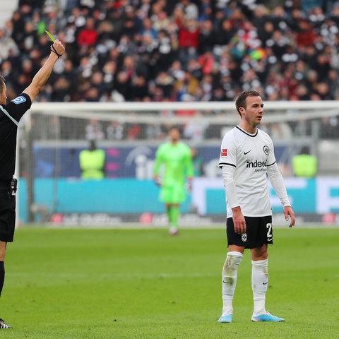 Hier sieht Mario Götze eine von fünf Gelben Karten.