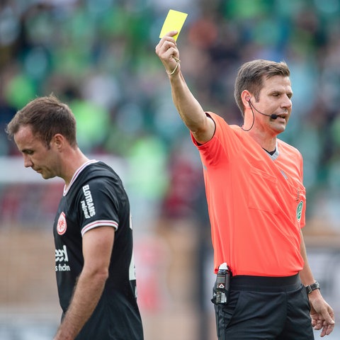 Mario Götze sieht beim Spiel in Wolfsburg gelb