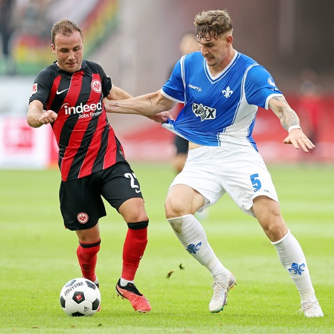 Mario Götze und Matej Maglica im Hinspiel der Eintracht gegen Darmstadt