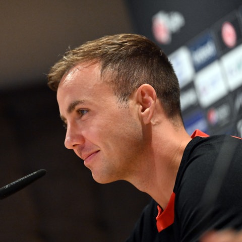 Mario Götze auf Podium bei Pressekonferenz