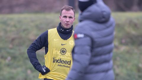 Mario Götze hört Trainer Oliver Glasner im Training zu