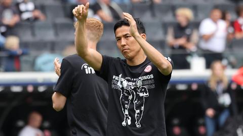 Makoto Hasebe reckt beim Aufwärmen den Daumen in die Höhe