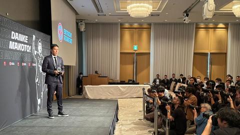 Makoto Hasebe vor 150 Journalisten und Journalistinnen in Tokyo