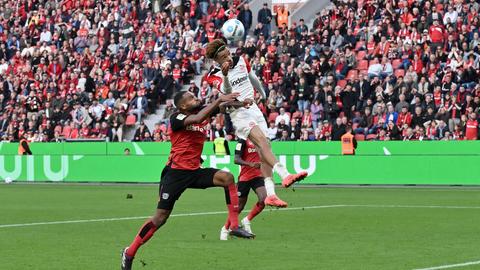 Jonathan Tah und Hugo Ekitiké im Zweikampf.