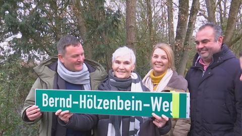 Mitglieder der Familie von Bernd Hölzenbein mit Neu-Isenburgs Bürgermeister Gene Hagelstein (l)