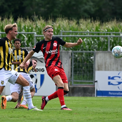 Hauge im Testspiel von Eintracht Frankfurt gegen Arnheim