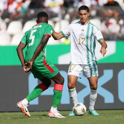 Fares Chaibi im Trikot der algerischen Nationalelf