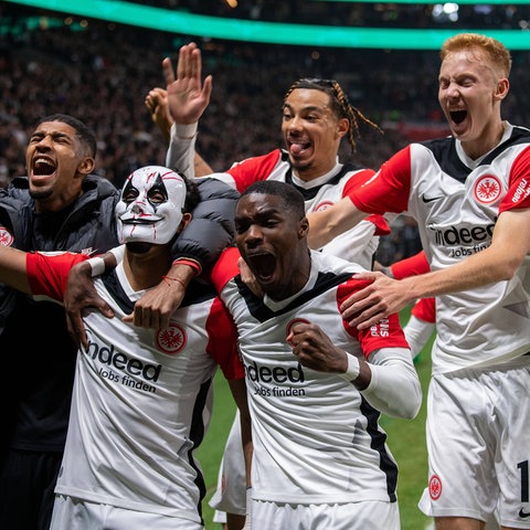 Eintracht Frankfurt bejubelt den Einzug in die nächste Runde, Omar Marmoush mit Maske