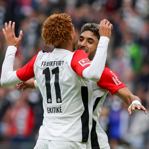 Omar Marmoush und Huko Ekitike von Eintracht Frankfurt jubeln