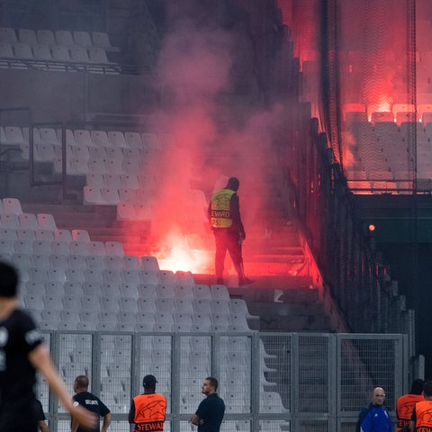 Ein Feuerwerkskörper auf der Tribüne des Stade Velodrome