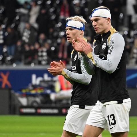 Hojlund un Kristensen von Eintracht Frankfurt tragen Turban