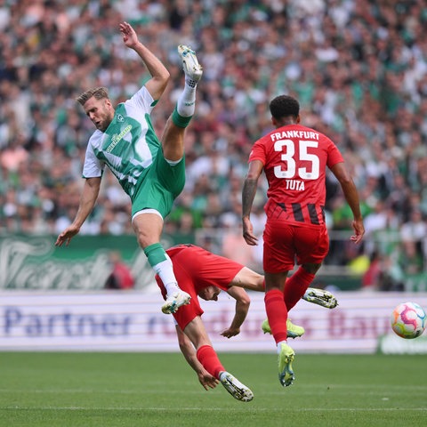 Niclas Füllkrug im Duell mit Tuta von Eintracht Frankfurt