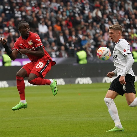 Jakic von Eintracht Frankfurt im Duell mit Diaby