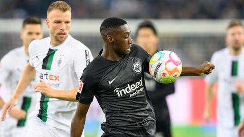 Kolo Muani von Eintracht Frankfurt im Duell mit Friedrich von Gladbach