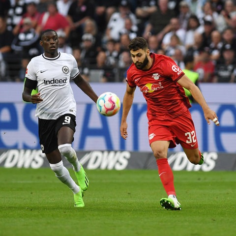 Kolo Muani von Eintracht Frankfurt im Duell mit Leipzigs Gvardiol