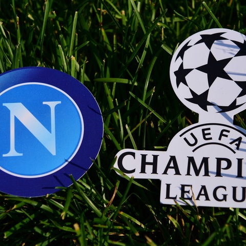 Die Logos von SSC Neapel und der Champions League