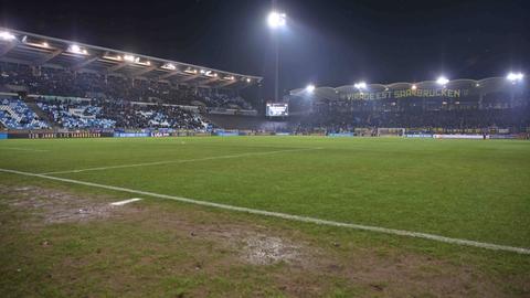 Der matschige Rasen im Saarbrücker Stadion