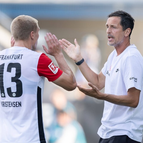 Dino Toppmöller von Eintracht Frankfurt diskutiert mit Rasmus Kristensen