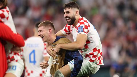 Kristijan Jakic hat Josko Gvardiol nach dem Sieg gegen Brasilien Huckepack genommen