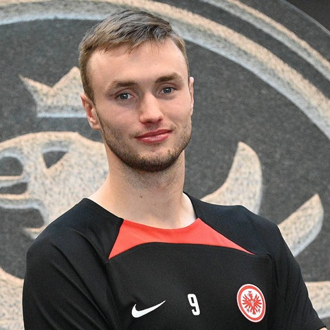 Sasa Kalajdzic vor dem Stein-Logo der Eintracht