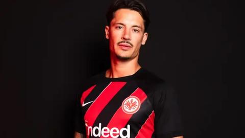 Robin Koch im gestreiften Trikot von Eintracht Frankfurt