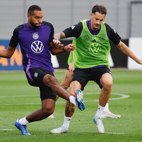 Robin Koch (rechts) im Training gegen Stammspieler Jonathan Tah.