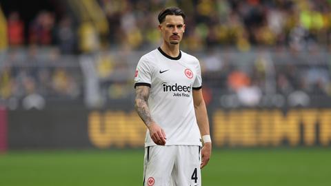 Robin Koch im weißen Trikot von Eintracht Frankfurt