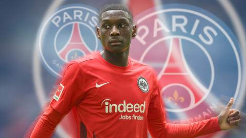 Randal Kolo Muani vor dem Emblem von Paris Saint-Germain.