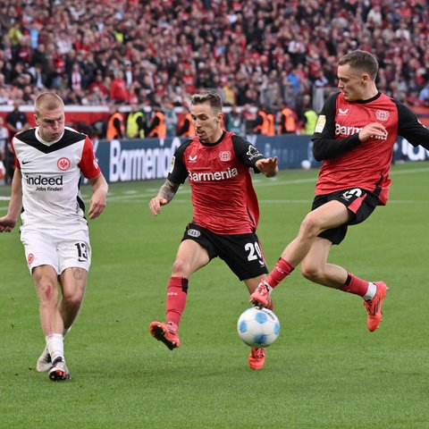 Rasmus Kristensen im Duell mit Alejandro Grimaldo und Florian Wirtz. 