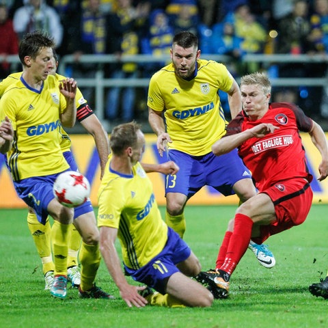 Der heutige Frankfurter Rasmus Kristensen (rotes Trikot) 2017 in Diensten des FC Midtjylland.